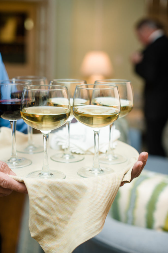 A tray with vine glasses